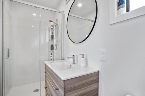 een badkamer met een wastafel en een spiegel bij Duvauchelle Daydreamer - Duvauchelle Holiday Home in Duvauchelle