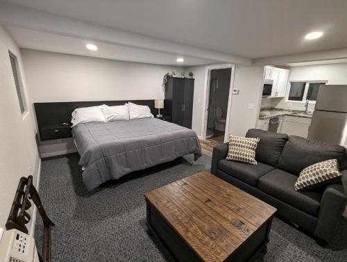 SaratogaにあるSnowy Mountain Innのベッドルーム1室(ベッド1台、ソファ、テーブル付)
