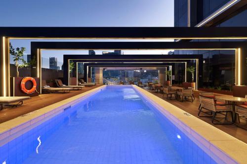 uma piscina no topo de um edifício em Doubletree By Hilton Perth Northbridge em Perth