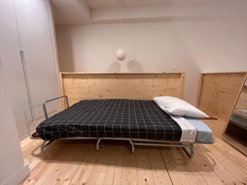 een slaapkamer met een bed in een kamer bij The Ventas Whim. in Madrid