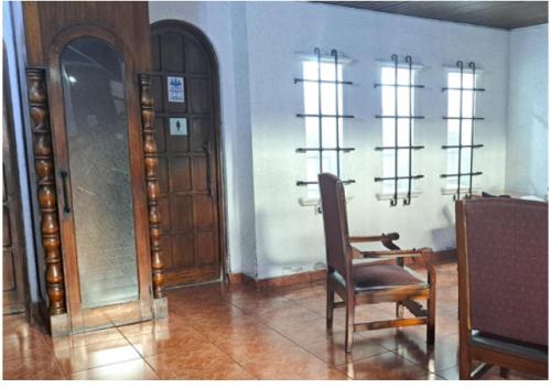 Habitación con silla y algunas puertas de madera. en Hotel Diego de Almagro Antofagasta Express, en Antofagasta