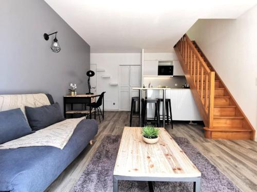 un salon avec un canapé et une table dans l'établissement Les quatres loges, à Aix-en-Provence