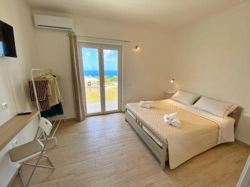 um quarto com uma cama e uma grande janela em Campus Dei - Tropea Rooms em Tropea