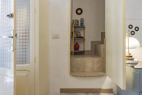 een hal met een trap met een spiegel en een trap bij House with Amazing Sea View in Polignano a Mare
