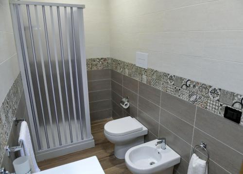 a bathroom with a toilet and a sink and a shower at U Casale in Finocchito