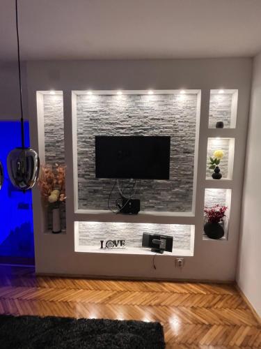 Μια τηλεόραση ή/και κέντρο ψυχαγωγίας στο Apartman Žanić Ogulin with pool and jacuzzy