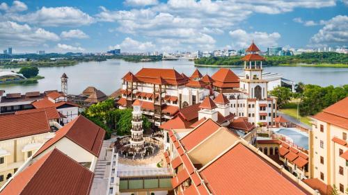 eine Luftansicht einer Stadt mit Fluss und Gebäuden in der Unterkunft DoubleTree by Hilton Putrajaya Lakeside in Putrajaya