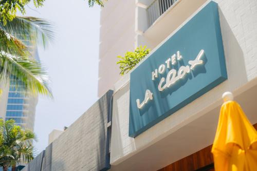 una señal en el lado del vestíbulo de un hotel en Hotel La Croix en Honolulu