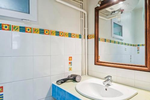 une salle de bain avec un lavabo et un miroir dans l'établissement Studio Jaurès - Equipped studio near Paris with private Bathroom, à Montrouge