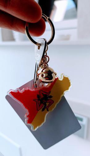a key chain with a map of australia on it at Dimora Isonzo in Siracusa