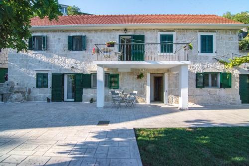 Stone house with pool Ljubica