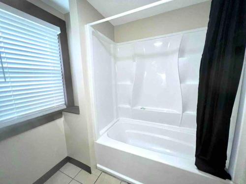 Фотография из галереи Vintage cute house 5 min from the beautiful Falls! в городе Ниагара-Фолс