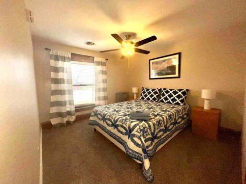 Кровать или кровати в номере Vintage cute house 5 min from the beautiful Falls!