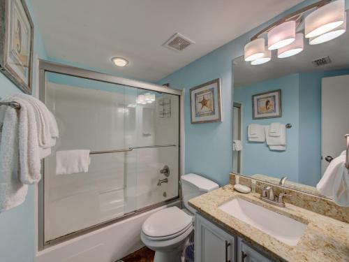 La salle de bains est pourvue d'une douche, de toilettes et d'un lavabo. dans l'établissement Pelican Pointe 1505 by Vacation Homes Collection, à Orange Beach