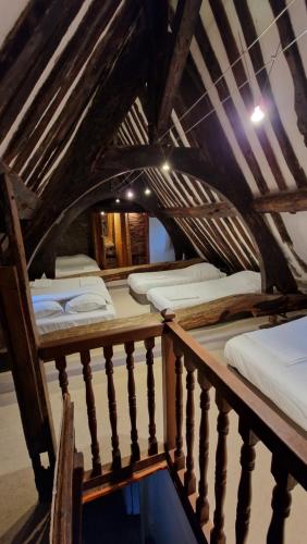 Cette chambre mansardée comprend 3 lits superposés. dans l'établissement Moulin de Lossulien, à Le Relecq-Kerhuon