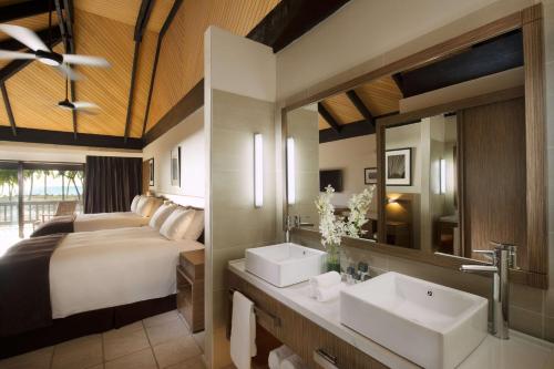 Postel nebo postele na pokoji v ubytování DoubleTree by Hilton Fiji - Sonaisali Island