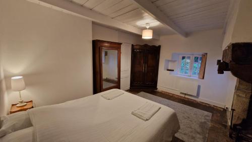 Postel nebo postele na pokoji v ubytování Moulin de Lossulien