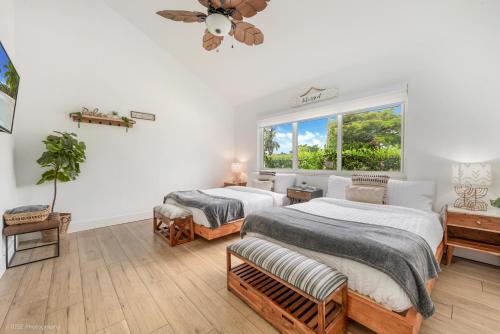 une chambre avec deux lits et une fenêtre dans l'établissement Luxe Retreat with Private Beach & Pool Paradise L53, à Miami