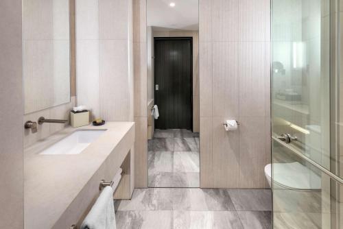 Kopalnica v nastanitvi DoubleTree By Hilton Auckland Karaka