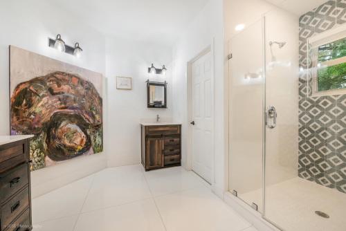 une salle de bain avec douche et porte vitrée dans l'établissement Luxe Retreat with Private Beach & Pool Paradise L53, à Miami