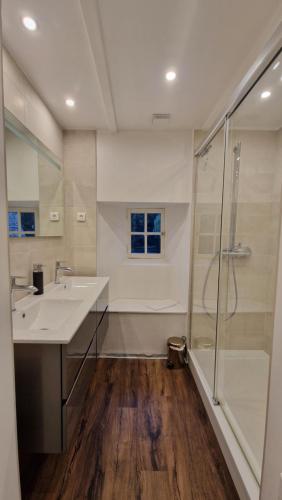 een badkamer met 2 wastafels en een douche bij Moulin de Lossulien in Le Relecq-Kerhuon