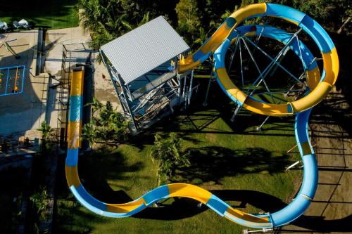 une vue aérienne d'un toboggan aquatique dans une aire de jeux dans l'établissement Solitary Islands Resort, à Wooli