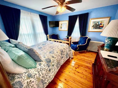 - une chambre avec un lit et un ventilateur de plafond dans l'établissement Beacon Hermitage, à Beacon