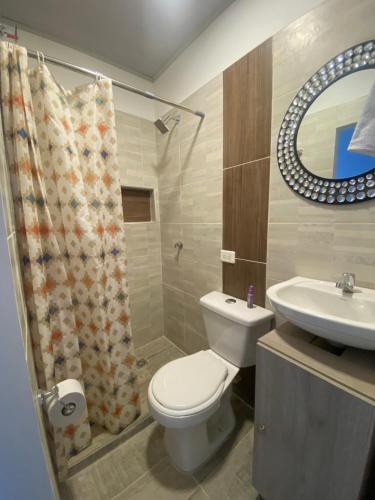 La salle de bains est pourvue de toilettes et d'un lavabo. dans l'établissement IW-Apto en la vega, cerca al CC Viva, à Villavicencio