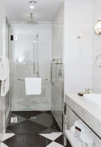Ένα μπάνιο στο Doubletree By Hilton Wellington