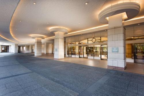 una hall vuota di un edificio con colonne e soffitti di Hilton Tokyo Odaiba a Tokyo