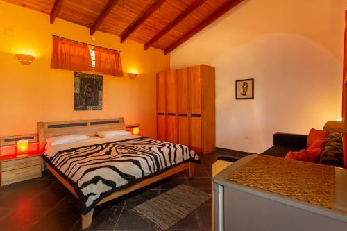 a bedroom with a bed and a couch at Mbuni Granja de Avestruz in Nueva Colombia