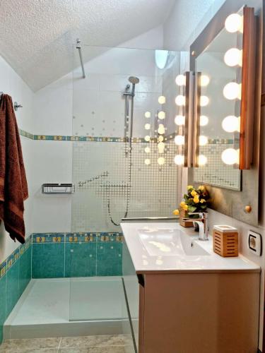 a bathroom with a glass shower and a sink at Vivienda Vacacional Parque Santiago 1 Bernal Home in Arona