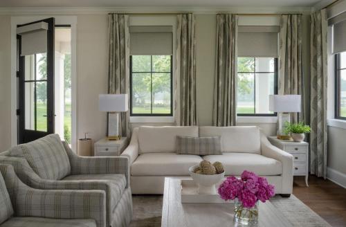 a living room with two couches and a table at The Oaks Waterfront Hotel in Saint Michaels