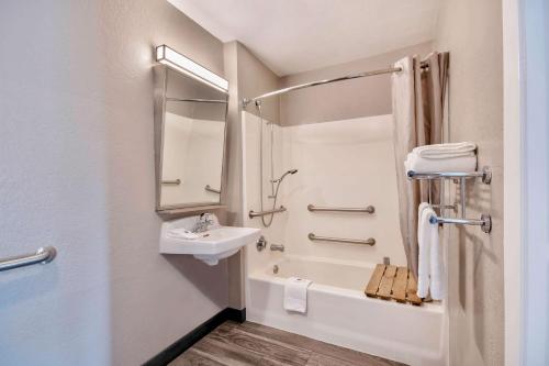 y baño con lavabo, aseo y ducha. en Motel 6-Marina, CA - Monterey, en Marina