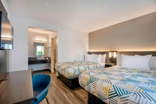 una camera d'albergo con due letti e una cucina di Motel 6-Marina, CA - Monterey a Marina