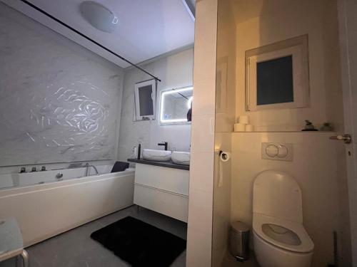 Ένα μπάνιο στο Apartman Žanić Ogulin with pool and jacuzzy