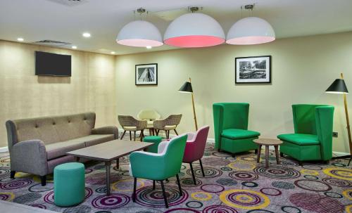 Majoituspaikan Hampton by Hilton Bristol City Centre baari tai lounge-tila