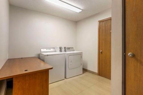 a laundry room with a washer and dryer at Comfort Inn Hastings in Hastings