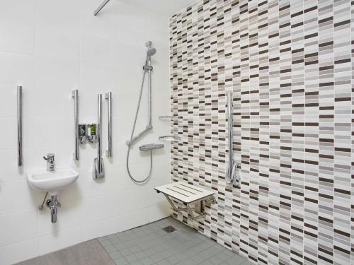 bagno bianco con lavandino e doccia di Hampton by Hilton Bristol City Centre a Bristol