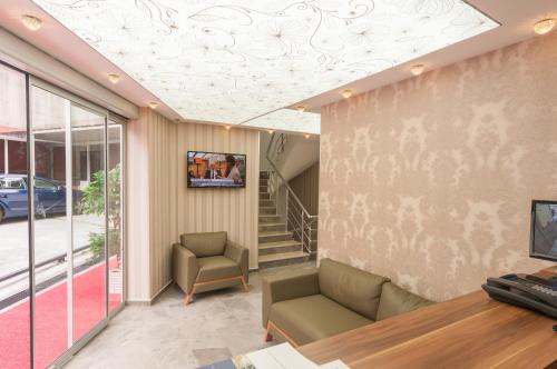 una sala de estar con un techo con flores. en Best Fulya Suites, en Estambul