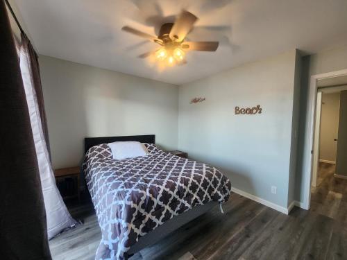 Ein Bett oder Betten in einem Zimmer der Unterkunft Lakefront condo with a VIEW Osage Beach