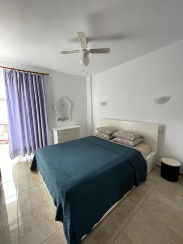 - une chambre avec un lit et une couverture bleue dans l'établissement Concanasa 43 Los Gigantes, à Acantilado de los Gigantes