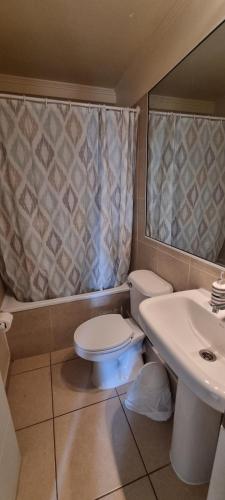 a bathroom with a toilet and a sink at Departamento por Dia en Condominio in Arica
