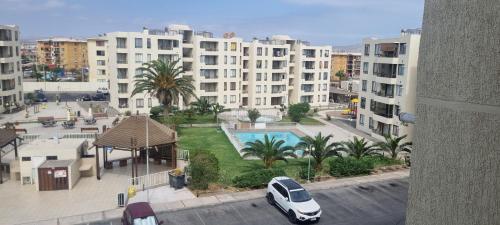 a view of a city with a car parked in a parking lot at Departamento por Dia en Condominio in Arica