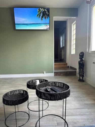 une chambre avec deux tables et un tableau sur le mur dans l'établissement Appartement relaxant, à Amiens