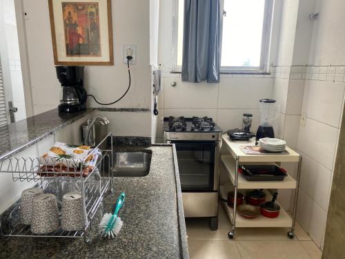Il comprend une petite cuisine équipée d'un évier et d'une cuisinière. dans l'établissement M702-Centro, à Rio de Janeiro