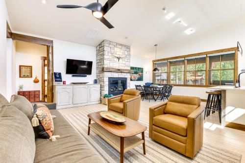 Χώρος καθιστικού στο Mountain Views Luxurious Grand Lake Escape!