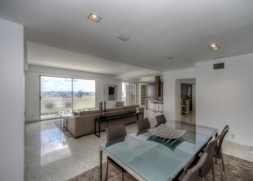 uma sala de estar com uma mesa de vidro e um sofá em LA City View Huge Hollywood Penthouse em Los Angeles