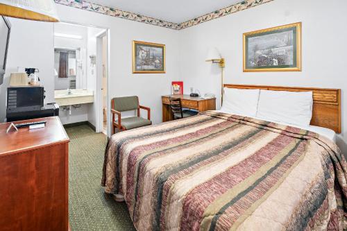 Posteľ alebo postele v izbe v ubytovaní Friendship Inn Hotel