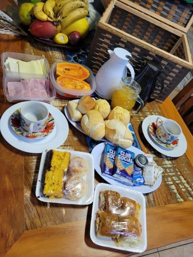 een tafel met borden met voedsel en fruit bij chale ype in Monte Verde